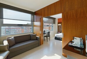 Hypo-allergenic bedding, minibar, in-room safe, desk