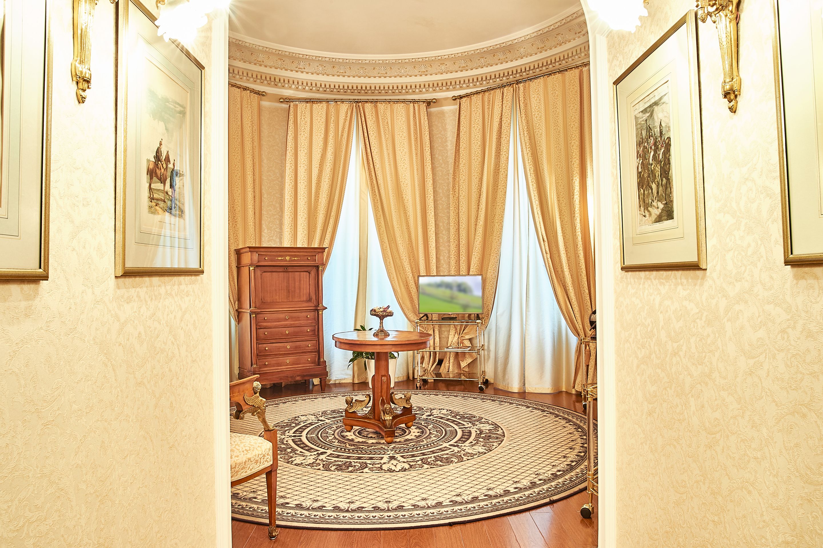 senior suite double | 1 bedroom, minibar, in-room safe, desk