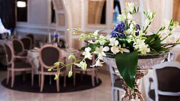 2 restaurants servant le déjeuner, spécialités Cuisine internationale