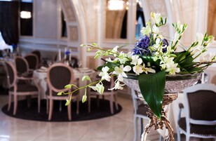 2 restaurants, lunch, dinner served; international cuisine