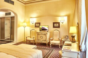Deluxe Double Room | Minibar, in-room safe, desk, soundproofing