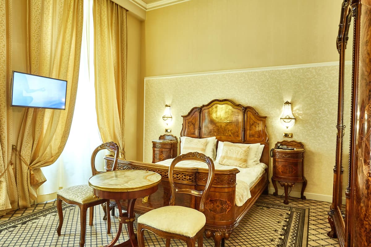 Deluxe Double Room | 1 bedroom, minibar, in-room safe, desk