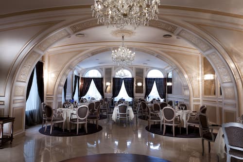 2 restaurantes; se sirven comidas y cenas