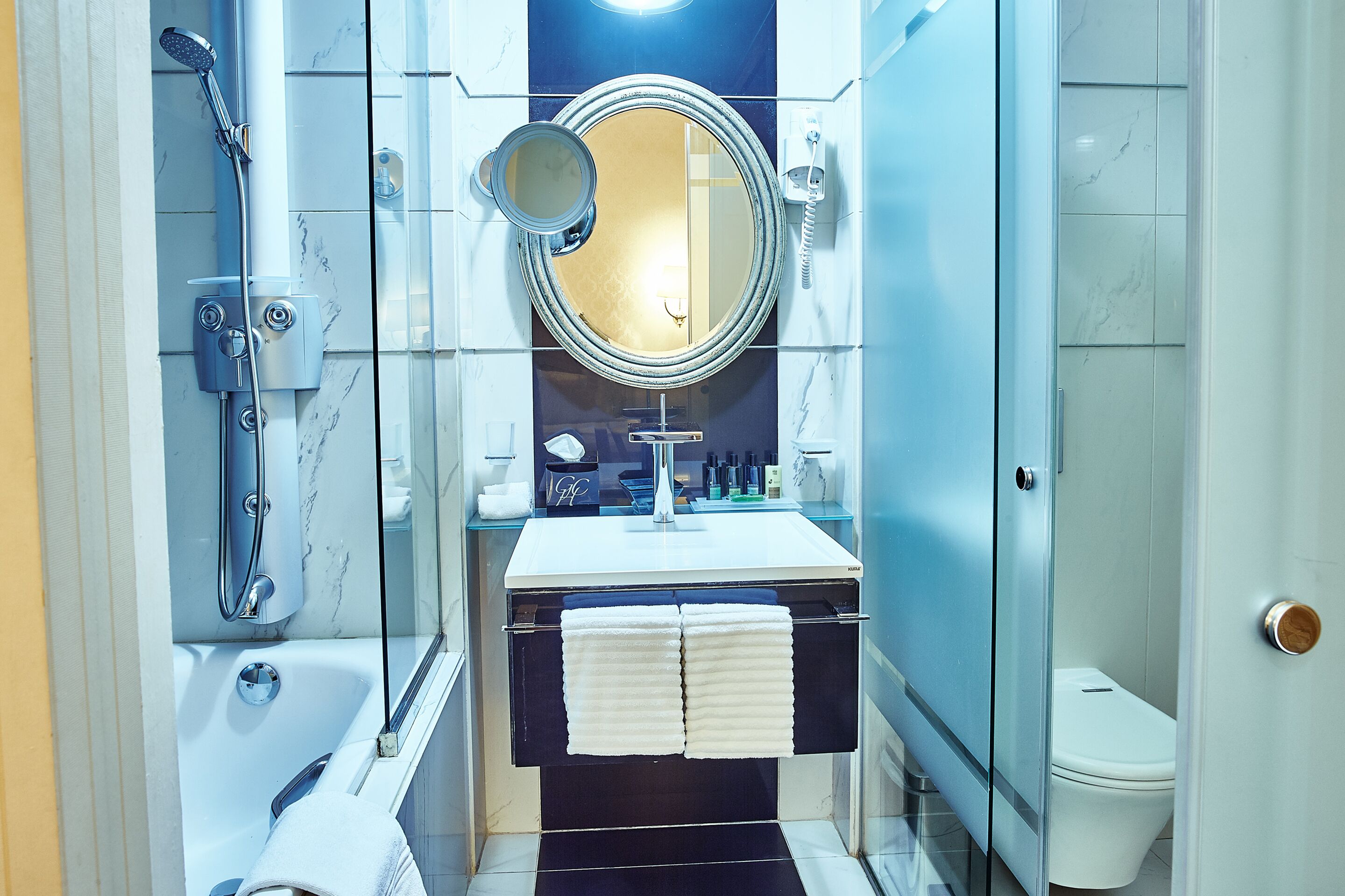 standard double room | bathroom | shower, rainfall showerhead, free toiletries, hair dryer