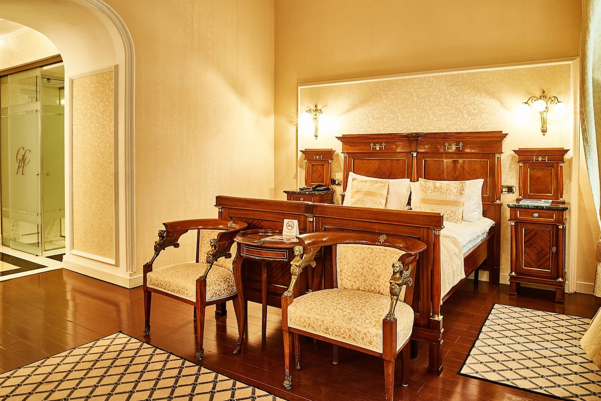 Senior Suite Double | 1 bedroom, minibar, in-room safe, desk