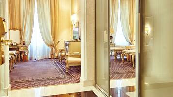 1 chambre, minibar, coffres-forts dans les chambres, bureau