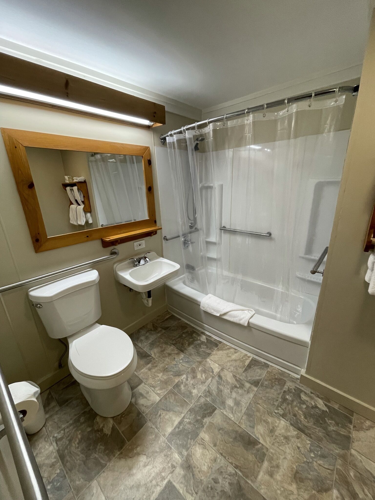 deluxe room, 1 king bed, accessible | bathroom | combined shower/bathtub, hair dryer, towels