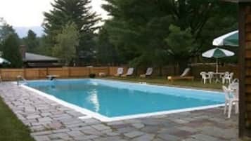Piscine couverte, piscine extérieure, chaises longues