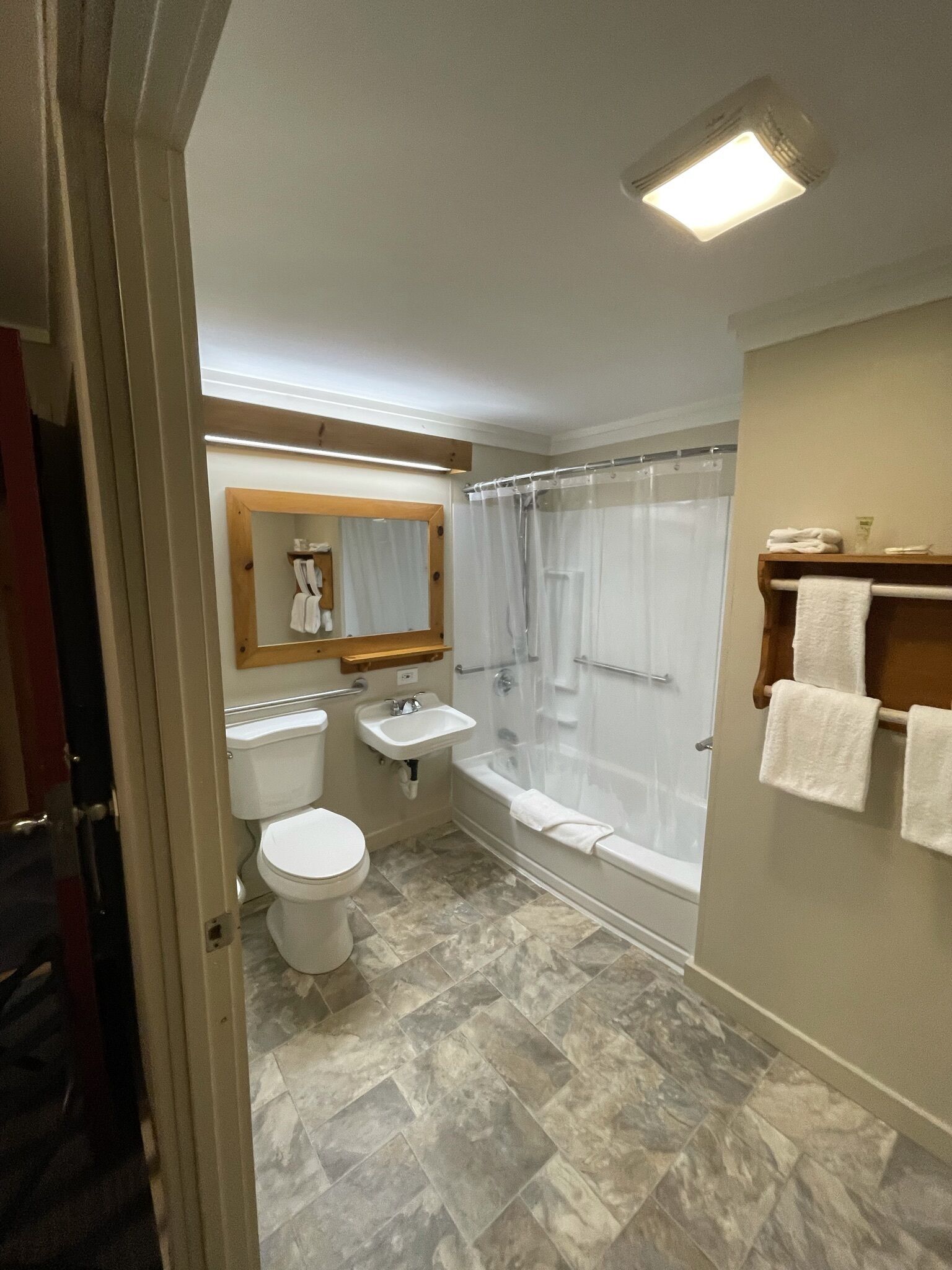 Une salle de bain avec des toilettes, un lavabo et une baignoire.
