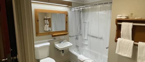 Un baño con inodoro, lavamanos y bañera.