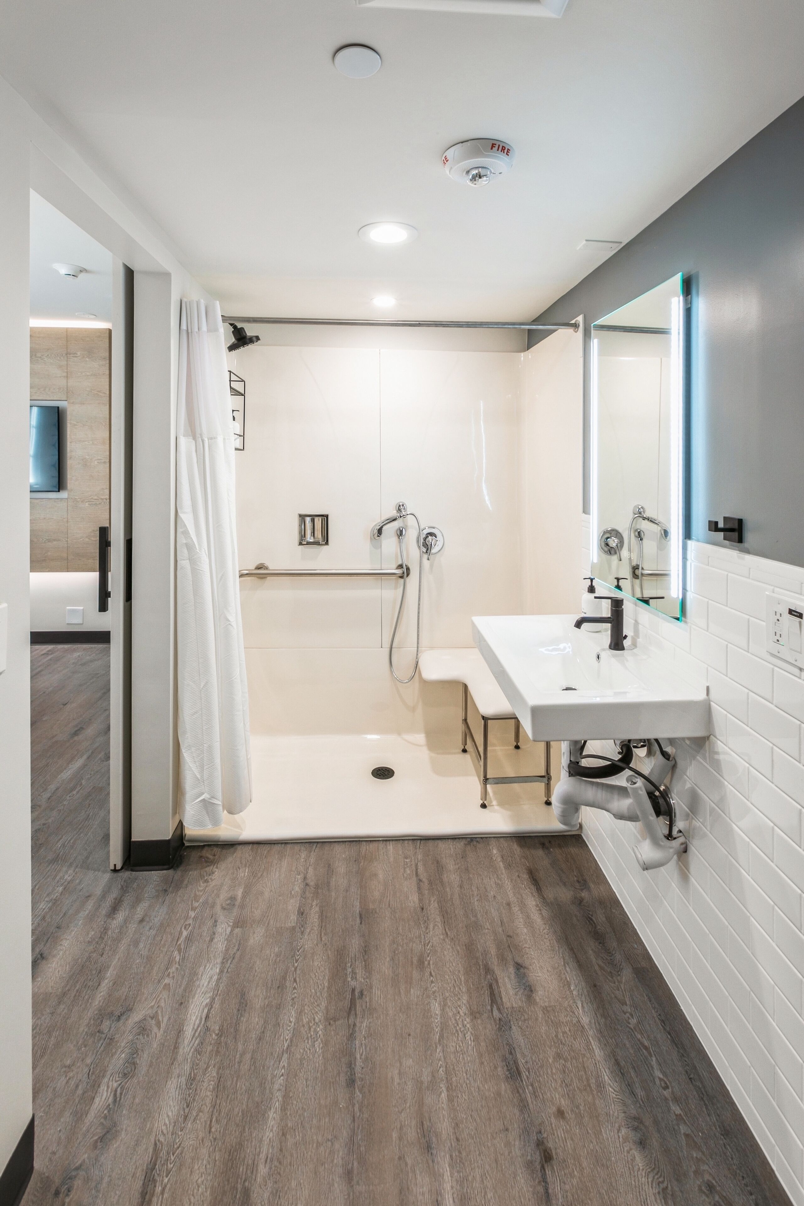 Habitación básica, accesible para personas con discapacidad (Self Check-in with Virtual Front Desk) | Baño | Artículos de higiene personal gratuitos, secador de pelo y toallas