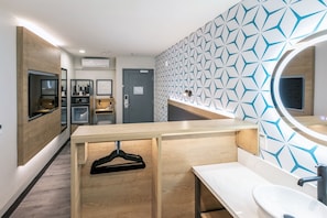 Classic-huone, 1 keskisuuri parisänky (Self Check-in with Virtual Front Desk) | Memory foam -patjalliset sängyt, yksilöllisesti sisustettu