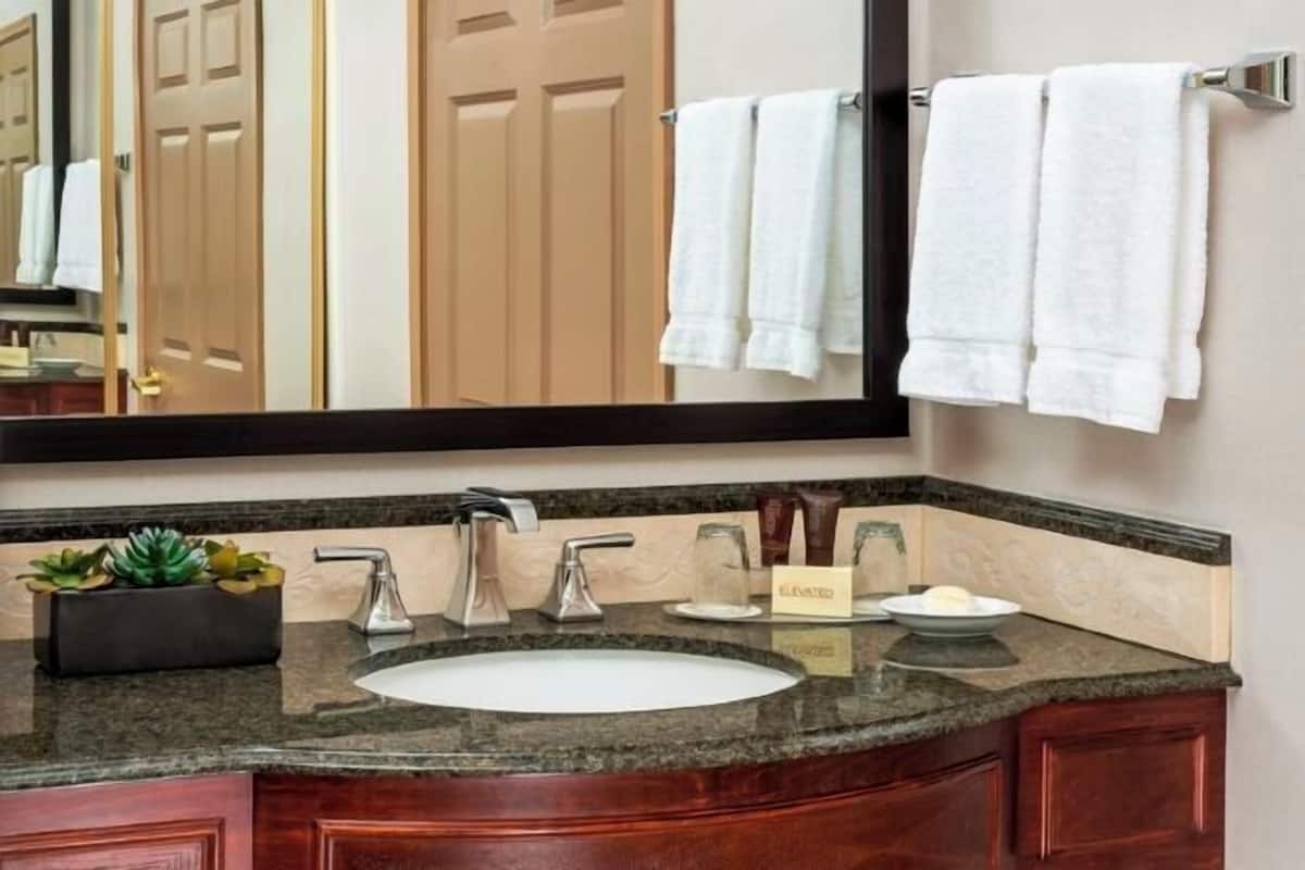 Bad | Kombinert dusj/badekar, toalettartikler (inkludert) og hårføner