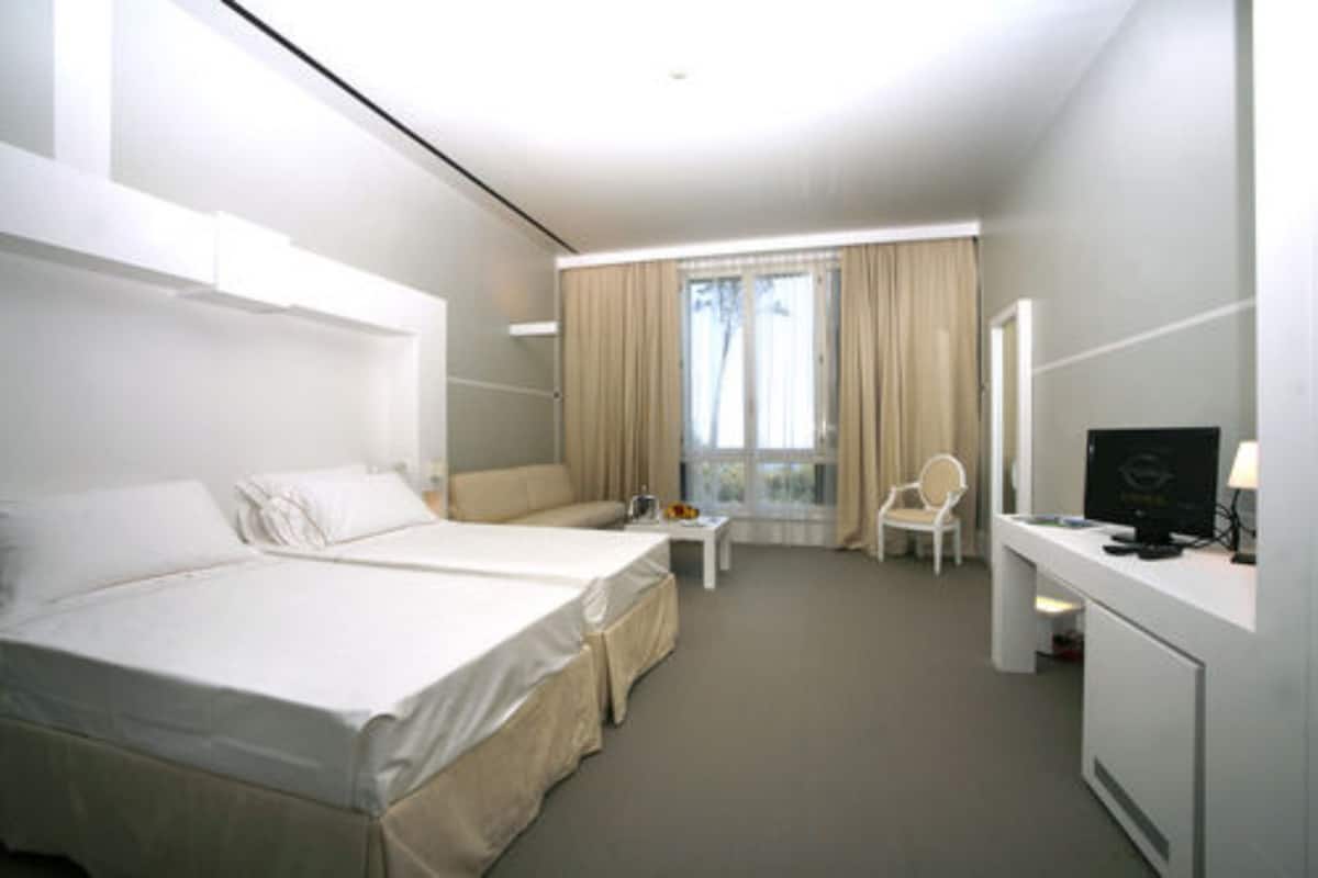 Minibar, coffres-forts dans les chambres, bureau, chambres insonorisées