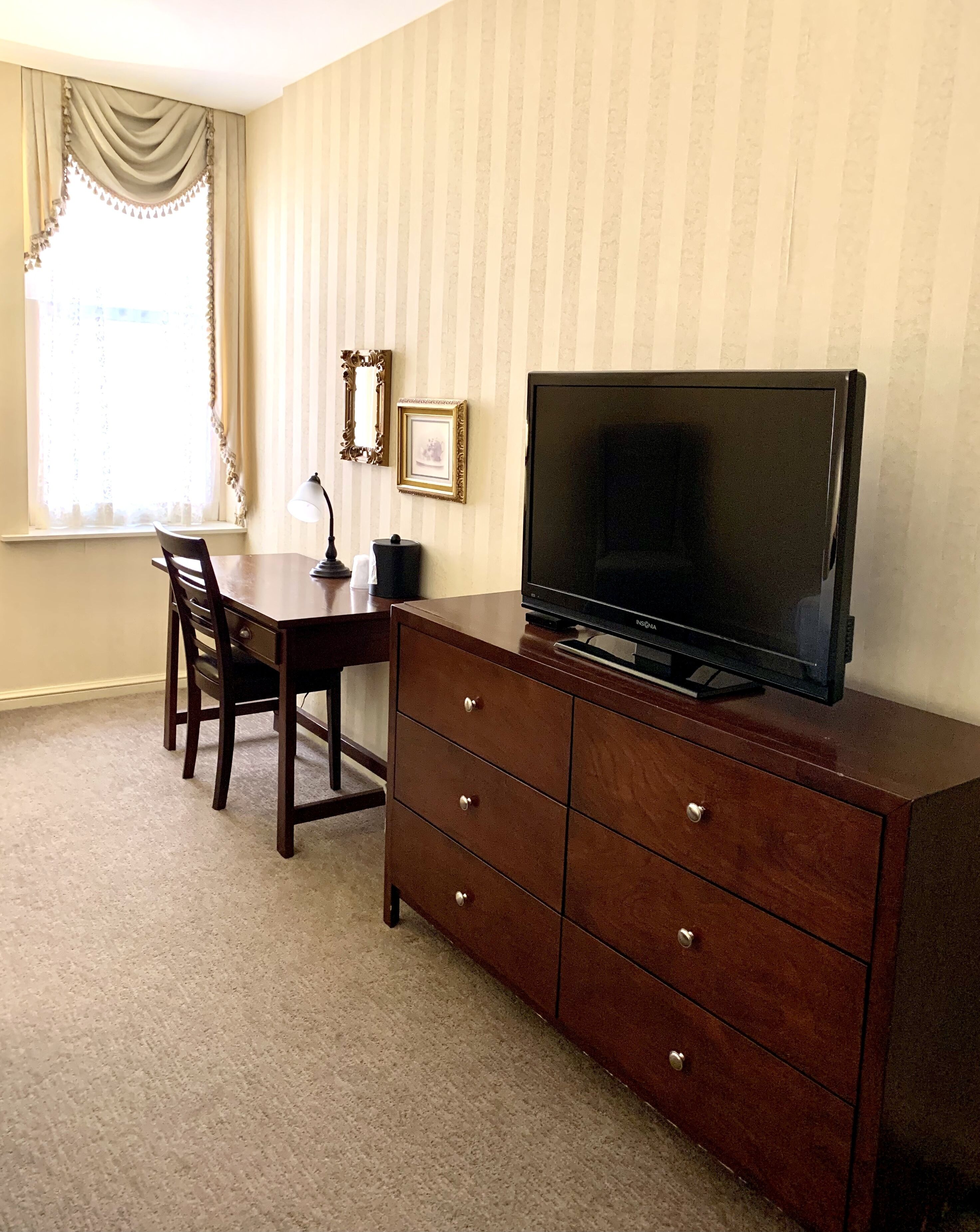 executive suite, 1 king bed (king executive) | iron/ironing board, free wifi, bed sheets, alarm clocks