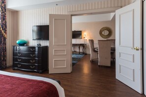 Suite ejecutiva, 1 cama King size (Presidential Suite) | Tabla de planchar con plancha, wifi gratis, ropa de cama y despertador