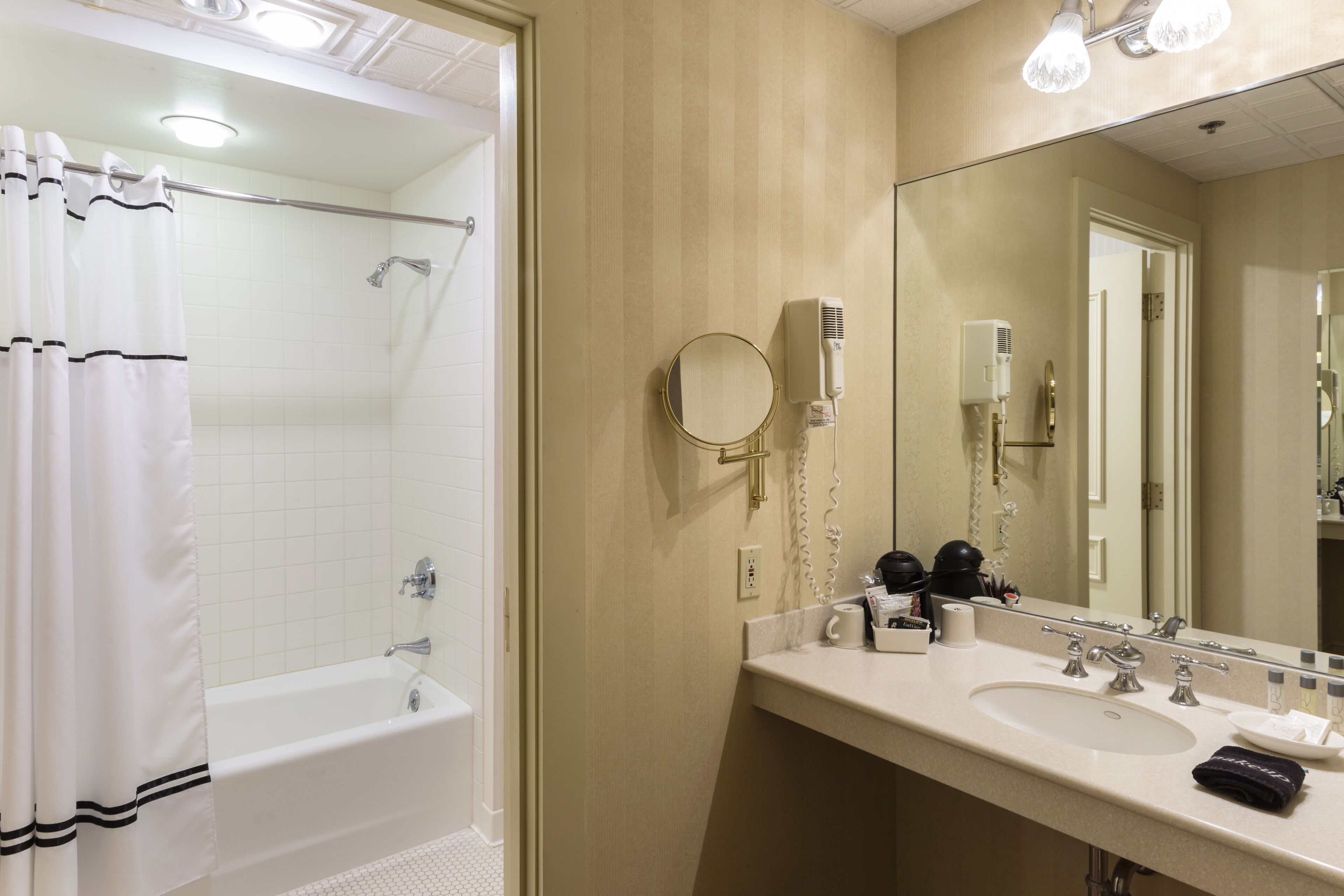 deluxe room, 1 queen bed, non smoking | iron/ironing board, free wifi, bed sheets, alarm clocks