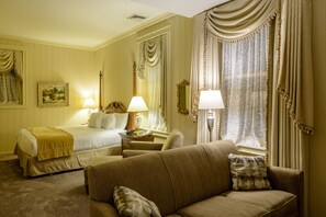 Deluxe Suite, 1 King Bed, Multiple View (King Suite)