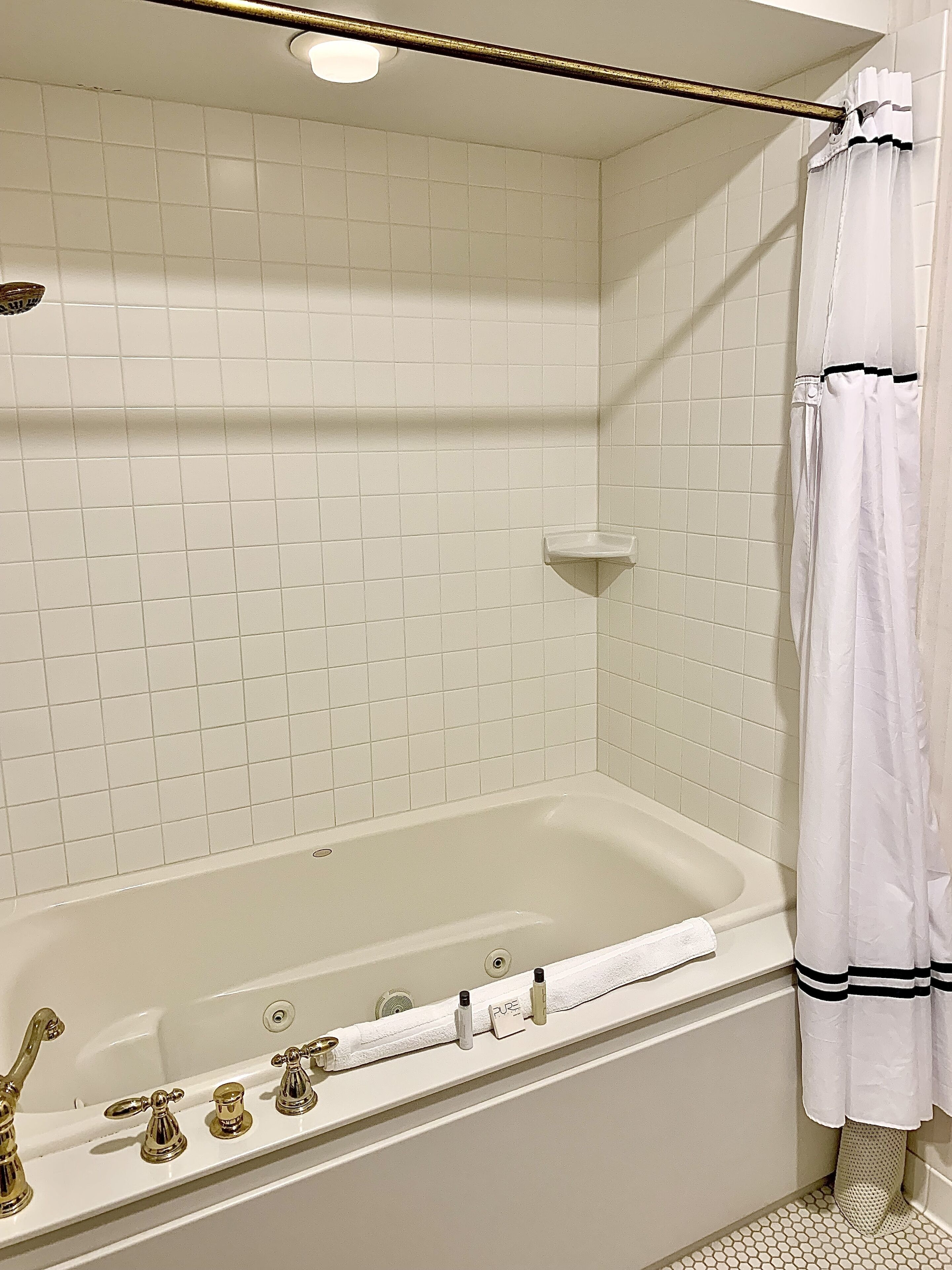 deluxe room, 1 king bed, jetted tub (king whirlpool) | jetted bathtub