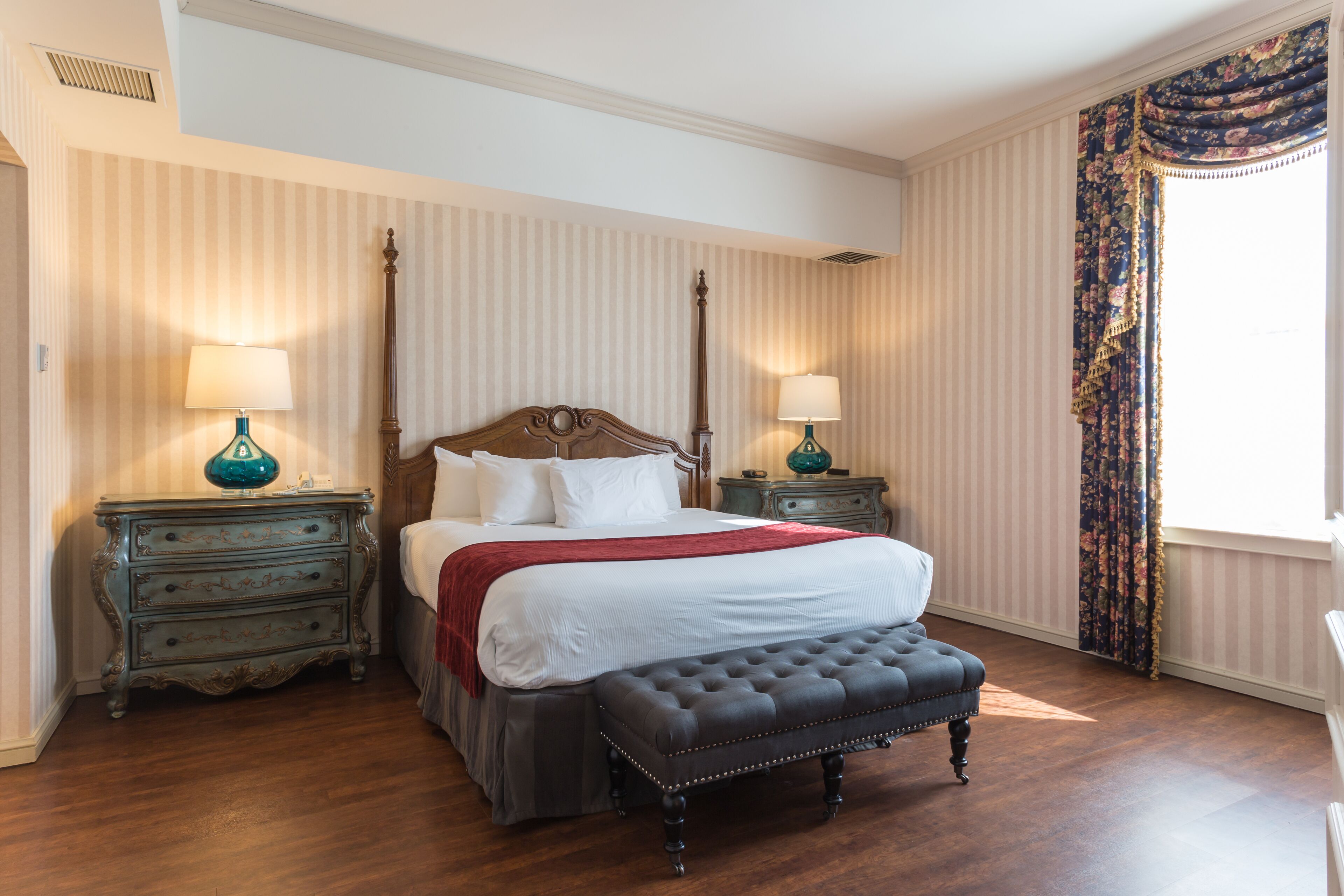 Suite exécutive, 1 très grand lit (Presidential Suite) | Fer et planche à repasser, accès au Wi-Fi (inclus), literie fournie