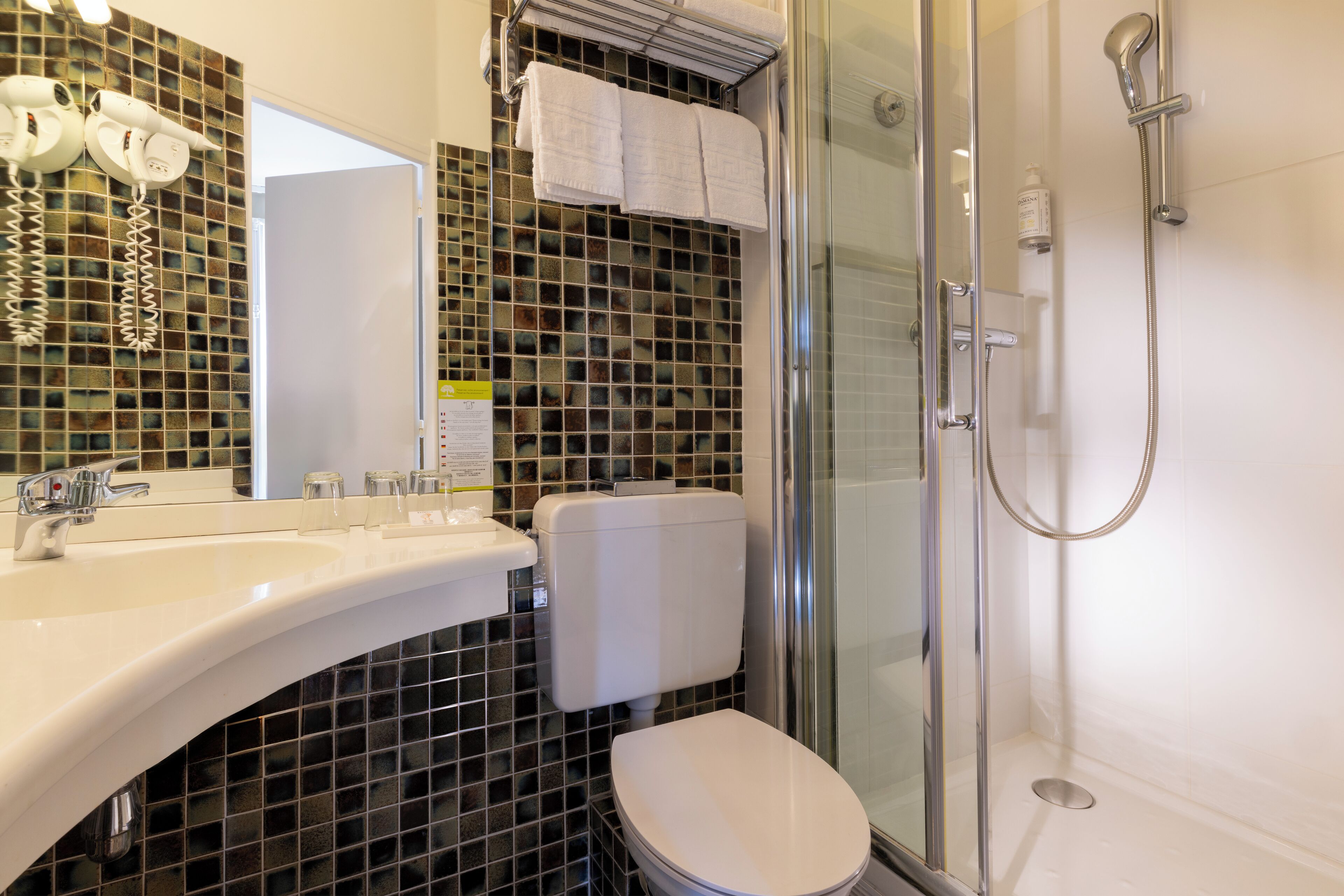 junior suite | bathroom | free toiletries, hair dryer, towels