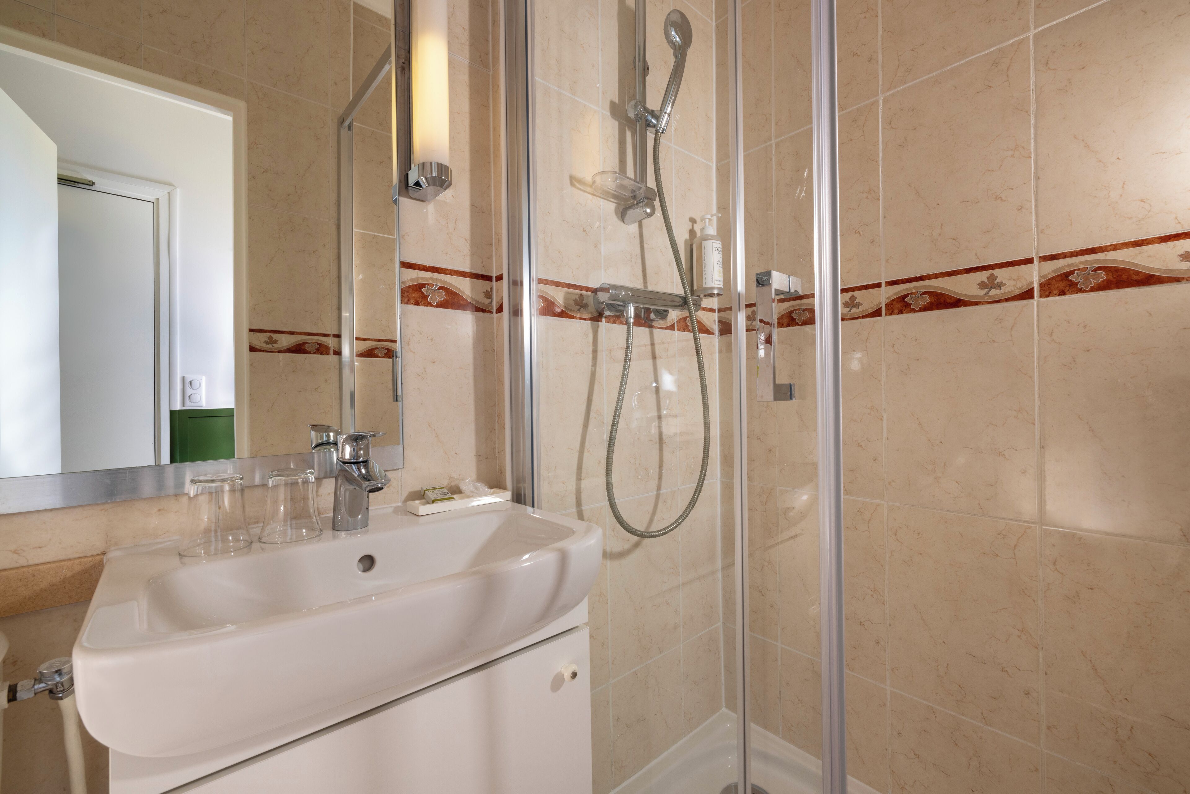 tradition double room, city view | bathroom | free toiletries, hair dryer, towels