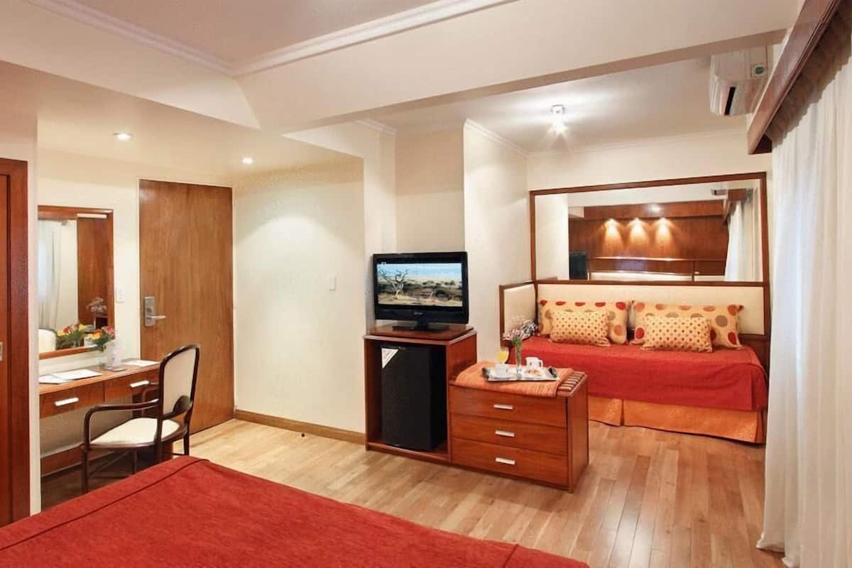 Ropa de cama de alta calidad, colchones con pillow-top y minibar 