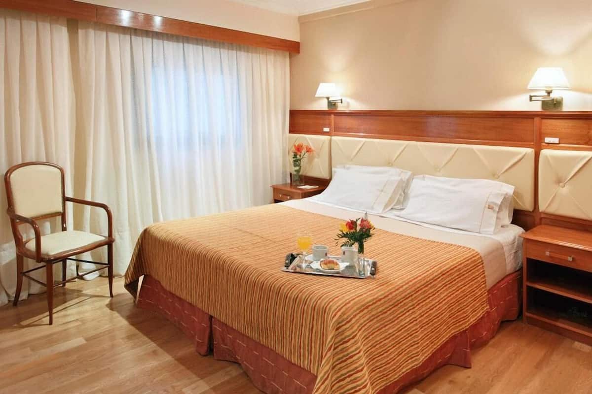 Ropa de cama de alta calidad, colchones con pillow-top y minibar 