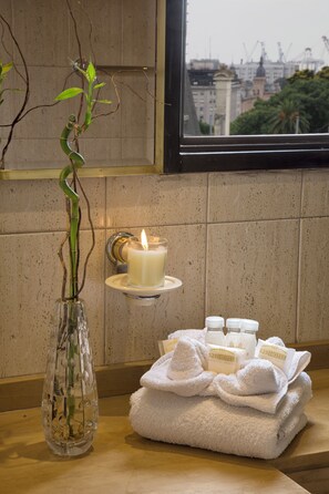 Studio Suite | Bathroom | Combined shower/tub, spring water tub, rainfall showerhead
