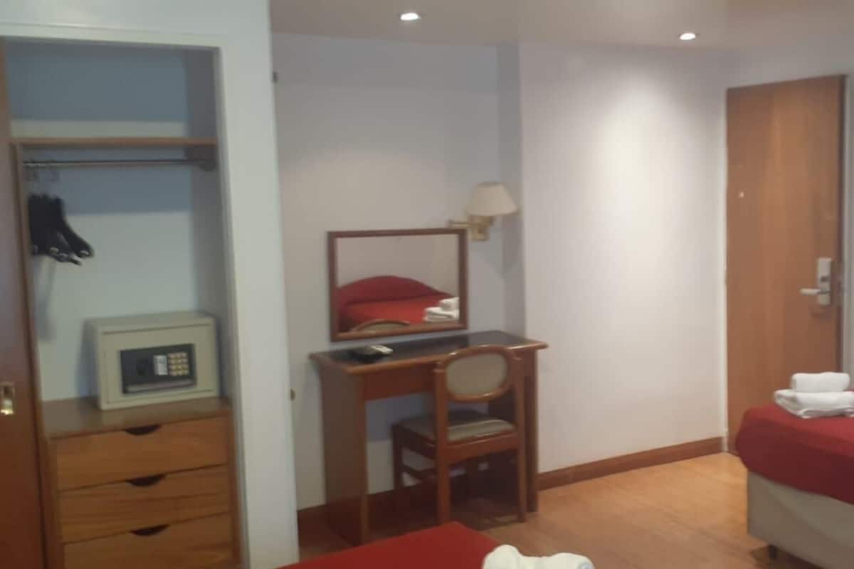 Ropa de cama de alta calidad, colchones con pillow-top y minibar