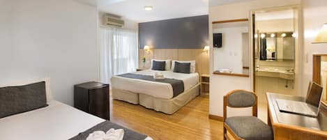 Roupas de cama premium, camas com colchões pillow-top, frigobar