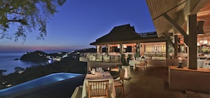 4 restaurants, dinner served, Thai cuisine