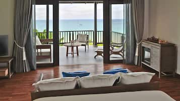 Bayfront Deluxe Room | Minibar, in-room safe, desk, blackout drapes