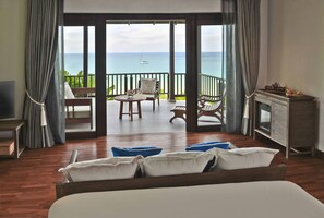 Bayfront Deluxe Room | Minibar, in-room safe, desk, blackout drapes