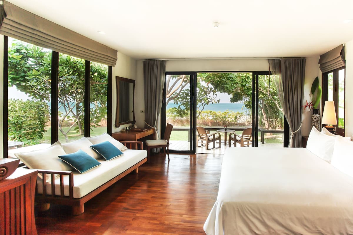 Beachside Villa 1 Bedroom with Shared Pool | Minibar, in-room safe, desk, blackout drapes