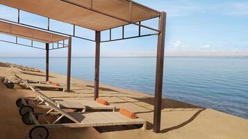 Bãi biển riêng, ghế dài tắm nắng, dù trên bãi biển, khăn tắm biển