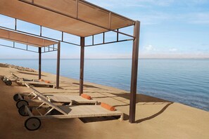 Privat strand, solstolar, parasoller och strandhanddukar