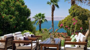 4 nhà hàng, phục vụ bữa trưa, bữa tối, món ăn kiểu Mỹ