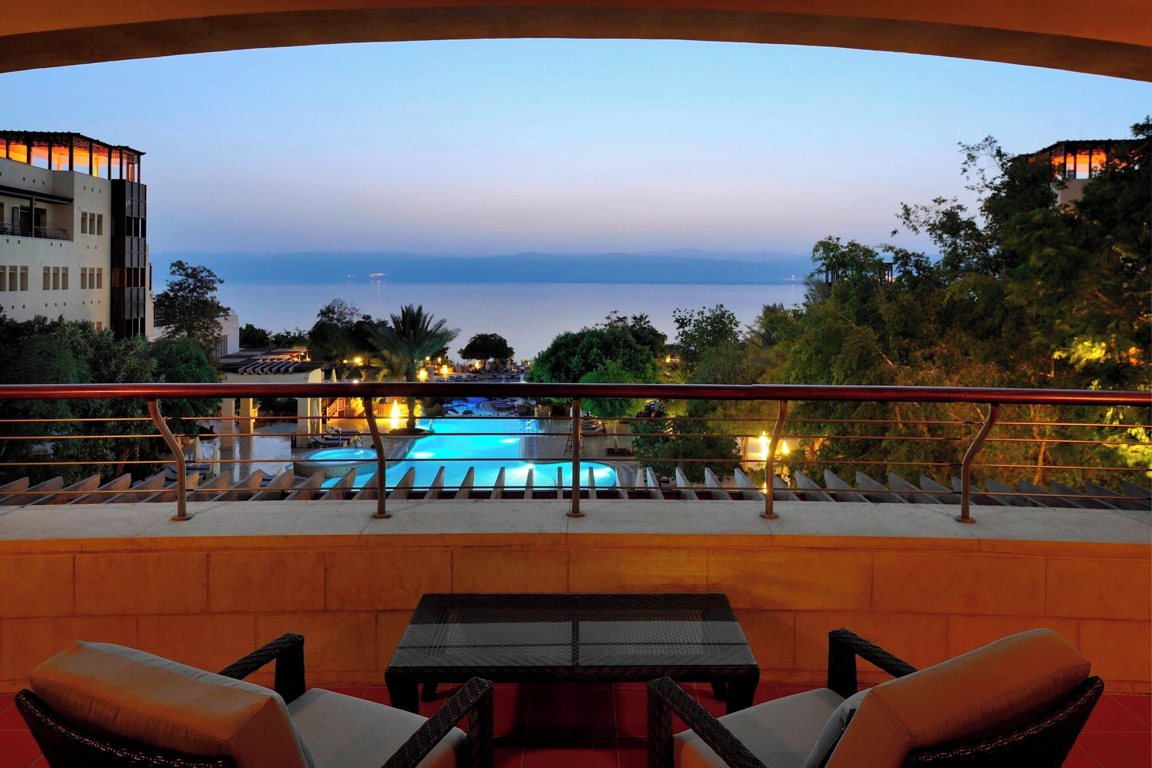 Royal Suite, 1 Katil Raja (King), Non Smoking, Sea View | Peralatan tempat tidur premium, bar mini, peti besi dalam bilik, meja 