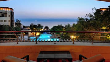 Royal Suite, 1 Katil Raja (King), Non Smoking, Sea View | Peralatan tempat tidur premium, bar mini, peti besi dalam bilik, meja