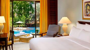 Piscine couverte, 3 piscines extérieures, parasols de plage