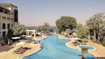 Piscine couverte, 3 piscines extérieures, parasols de plage