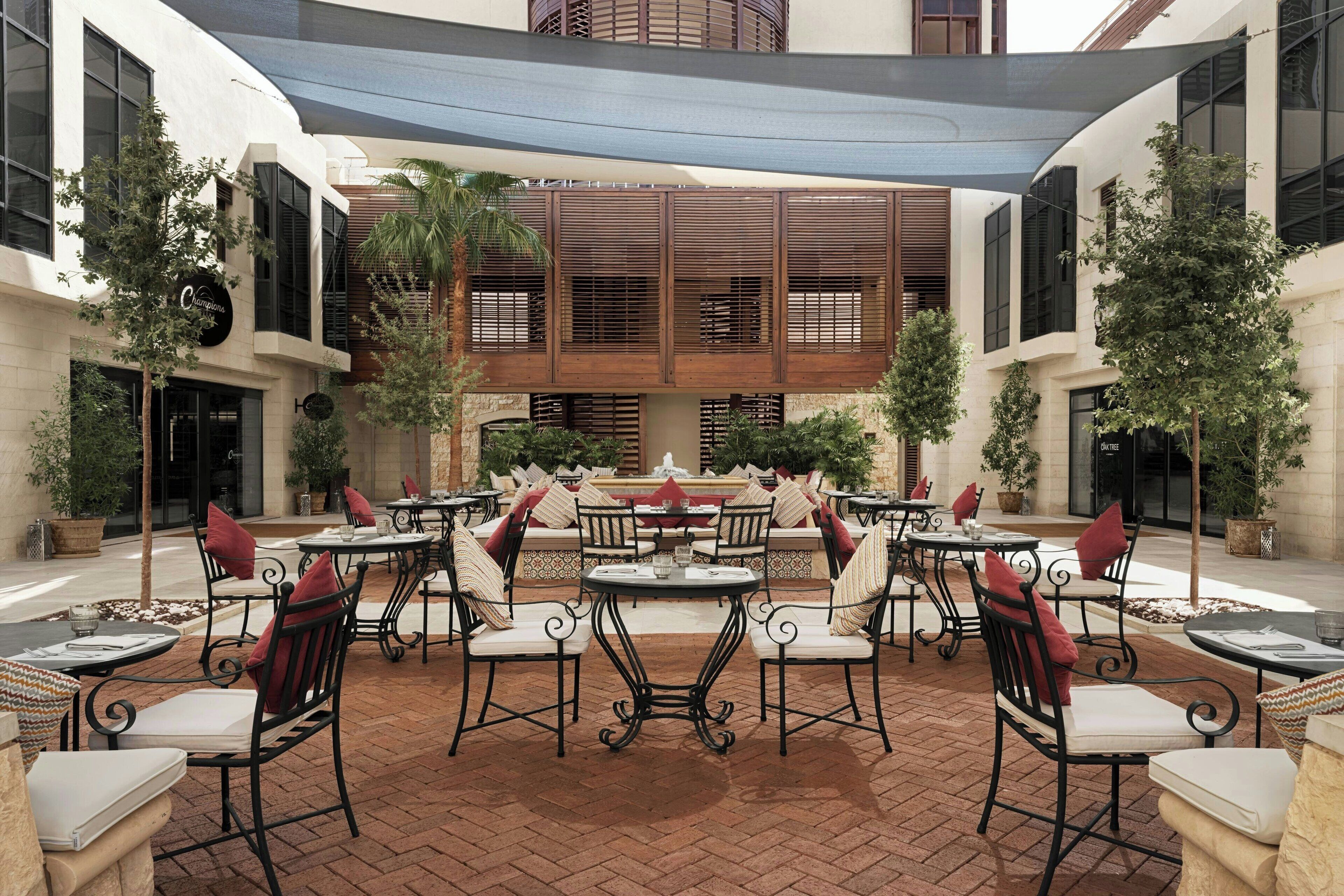 4 restaurants servant le déjeuner et le dîner, plats Cuisine américaine