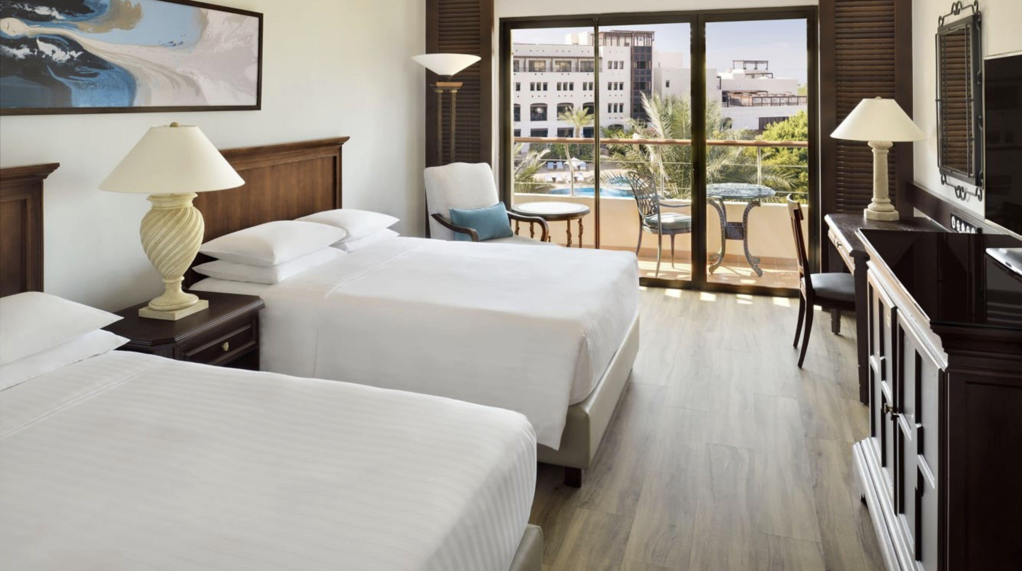 أغطية فراش متميزة وميني بار وخزنة داخل الغرفة ومكتب