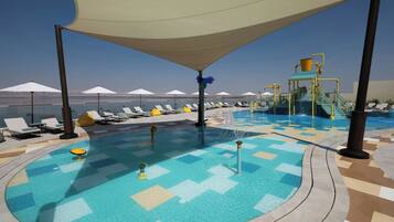 Sisäuima-allas ja 3 ulkouima-allasta avoinna 8.00–20.00, aurinkovarjoja