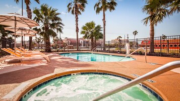 Szabadtéri medence, napozóágyak