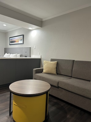 Zimmersafe, Schreibtisch, Verdunkelungsvorhänge, Bügeleisen/Bügelbrett