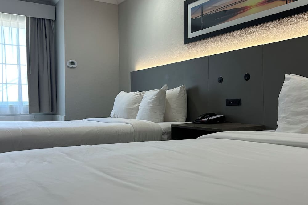 Econo Lodge Inn & Suites Santa Rosa South