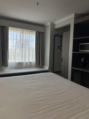 Een kluis op de kamer, een bureau, verduisterende gordijnen