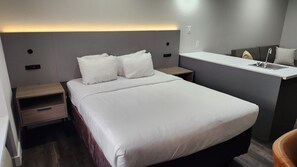 Coffre-fort, bureau, rideaux d’obscurcissement
